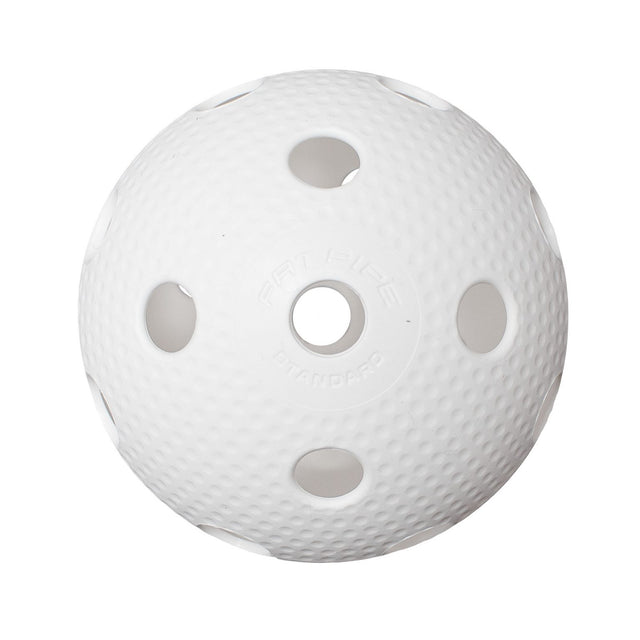 Fat Pipe BALL STANDARD on klassinen salibandypallo harjoituksiin, peleihin ja päivittäiseen pallonkäsittelyyn. Yksittäinen pallo on käytännöllinen valinta pelaajalle, joka tarvitsee uuden salibandypallon treeneihin tai haluaa pitää varapallon mukana harjoituksissa ja peleissä.