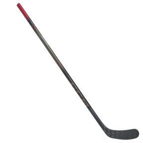 CCM JETSPEED FT8S Junior jääkiekkomaila on suorituskykyinen komposiittimaila junioripelaajalle, joka arvostaa kevyttä rakennetta, nopeaa laukaisua ja tarkkaa kiekonhallintaa. Mailan Hybrid Kick Point auttaa lataamaan mailan tehokkaasti ja vapauttamaan laukauksen nopeasti. Rakenne soveltuu erityisesti ranne ja snap shot laukauksiin, joissa nopea laukaisu ja hyvä vaste ovat tärkeitä.