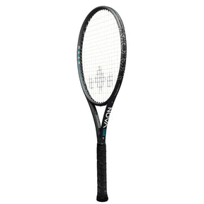 Diadem Nova V3 Tour tennismaila on suunniteltu vaativille kilpapelaajille ja aktiivisille harrastajille, jotka etsivät maksimaalista voimaa, vakautta ja tarkkuutta ilman kompromisseja pelituntumassa. Nova V3 Tour on Nova malliston tehokkain vaihtoehto, jossa suurempi massa yhdistyy erinomaiseen käsiteltävyyteen ja räjähtävään suorituskykyyn.