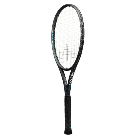 Diadem Nova V3 Tour tennismaila on suunniteltu vaativille kilpapelaajille ja aktiivisille harrastajille, jotka etsivät maksimaalista voimaa, vakautta ja tarkkuutta ilman kompromisseja pelituntumassa. Nova V3 Tour on Nova malliston tehokkain vaihtoehto, jossa suurempi massa yhdistyy erinomaiseen käsiteltävyyteen ja räjähtävään suorituskykyyn.