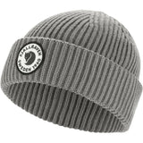 Fjällräven 1960 Lite Logo Hat on pehmeä ja lämmin unisex-pipo jokapäiväiseen ulkoiluun, retkeilyyn ja vapaa-aikaan. Ribbipipo on valmistettu jäljitettävän villan ja luomupuuvillan miellyttävästä sekoitteesta, joka tarjoaa lämpöä ja auttaa siirtämään kosteutta pois iholta. Kevyen rakenteensa ansiosta pipo sopii erinomaisesti käytettäväksi erityisesti syksyllä ja keväällä sekä viileinä kesäpäivinä.
