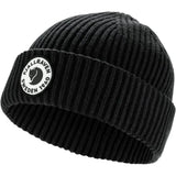 Fjällräven 1960 Lite Logo Hat on pehmeä ja lämmin unisex-pipo jokapäiväiseen ulkoiluun, retkeilyyn ja vapaa-aikaan. Ribbipipo on valmistettu jäljitettävän villan ja luomupuuvillan miellyttävästä sekoitteesta, joka tarjoaa lämpöä ja auttaa siirtämään kosteutta pois iholta. Kevyen rakenteensa ansiosta pipo sopii erinomaisesti käytettäväksi erityisesti syksyllä ja keväällä sekä viileinä kesäpäivinä.