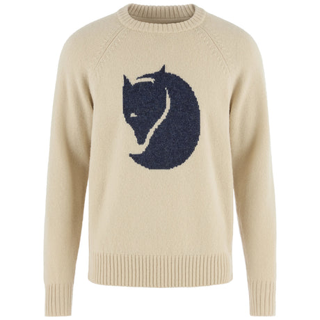 Fjällräven Logo Knit Sweater M on laadukas miesten villaneule, joka yhdistää merinovillan ja Shetlanninvillan luonnolliset ominaisuudet kestävään ja ajattomaan Fjällräven tyyliin. Keskipaksu rakenne tekee neuleesta monipuolisen välikerroksen, jota voi käyttää sellaisenaan tai ulkoilutakin alla viileämmällä säällä.