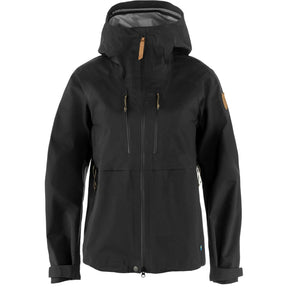 Fjällräven Keb GTX Jacket W on tekninen naisten GORE TEX kuoritakki vaellukseen, kun sääolosuhteet vaihtelevat ja takilta vaaditaan vedenpitävyyttä, tuulensuojaa sekä hengittävyyttä. Keb malliston tekninen leikkaus on suunniteltu erityisesti aktiiviseen liikkumiseen, joten takki antaa erinomaisen liikkumisvapauden vaelluksella ja ulkoilussa.