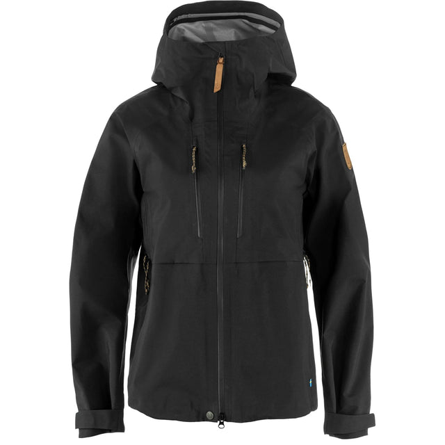 Fjällräven Keb GTX Jacket W on tekninen naisten GORE TEX kuoritakki vaellukseen, kun sääolosuhteet vaihtelevat ja takilta vaaditaan vedenpitävyyttä, tuulensuojaa sekä hengittävyyttä. Keb malliston tekninen leikkaus on suunniteltu erityisesti aktiiviseen liikkumiseen, joten takki antaa erinomaisen liikkumisvapauden vaelluksella ja ulkoilussa.