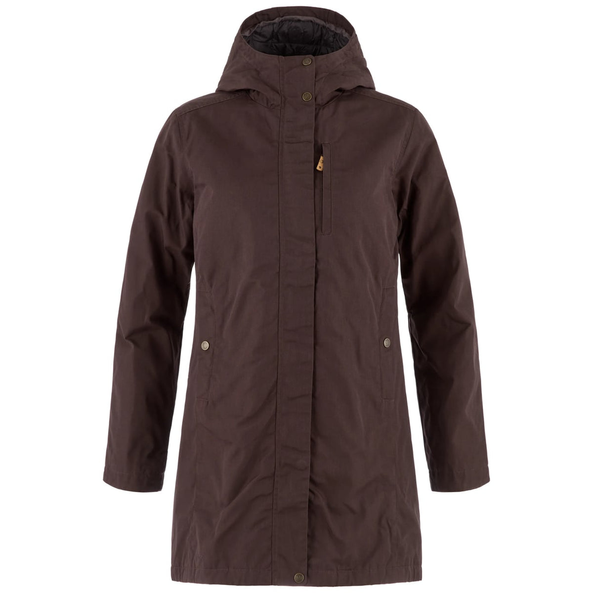 Fjällräven Kiruna Padded Parka W on pitkä ja kevyesti topattu naisten parkatakki kylmiin vuodenaikoihin. Kestävä G-1000 Original -ulkokangas suojaa tuulelta ja hylkii sadetta, kun taas PrimaLoft Black Insulation with P.U.R.E. Technology -keinokuitutäyte tuo lämpöä myös kosteissa olosuhteissa.
