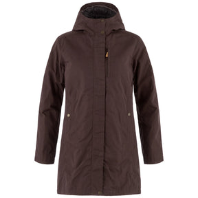 Fjällräven Kiruna Padded Parka W on pitkä ja kevyesti topattu naisten parkatakki kylmiin vuodenaikoihin. Kestävä G-1000 Original -ulkokangas suojaa tuulelta ja hylkii sadetta, kun taas PrimaLoft Black Insulation with P.U.R.E. Technology -keinokuitutäyte tuo lämpöä myös kosteissa olosuhteissa.