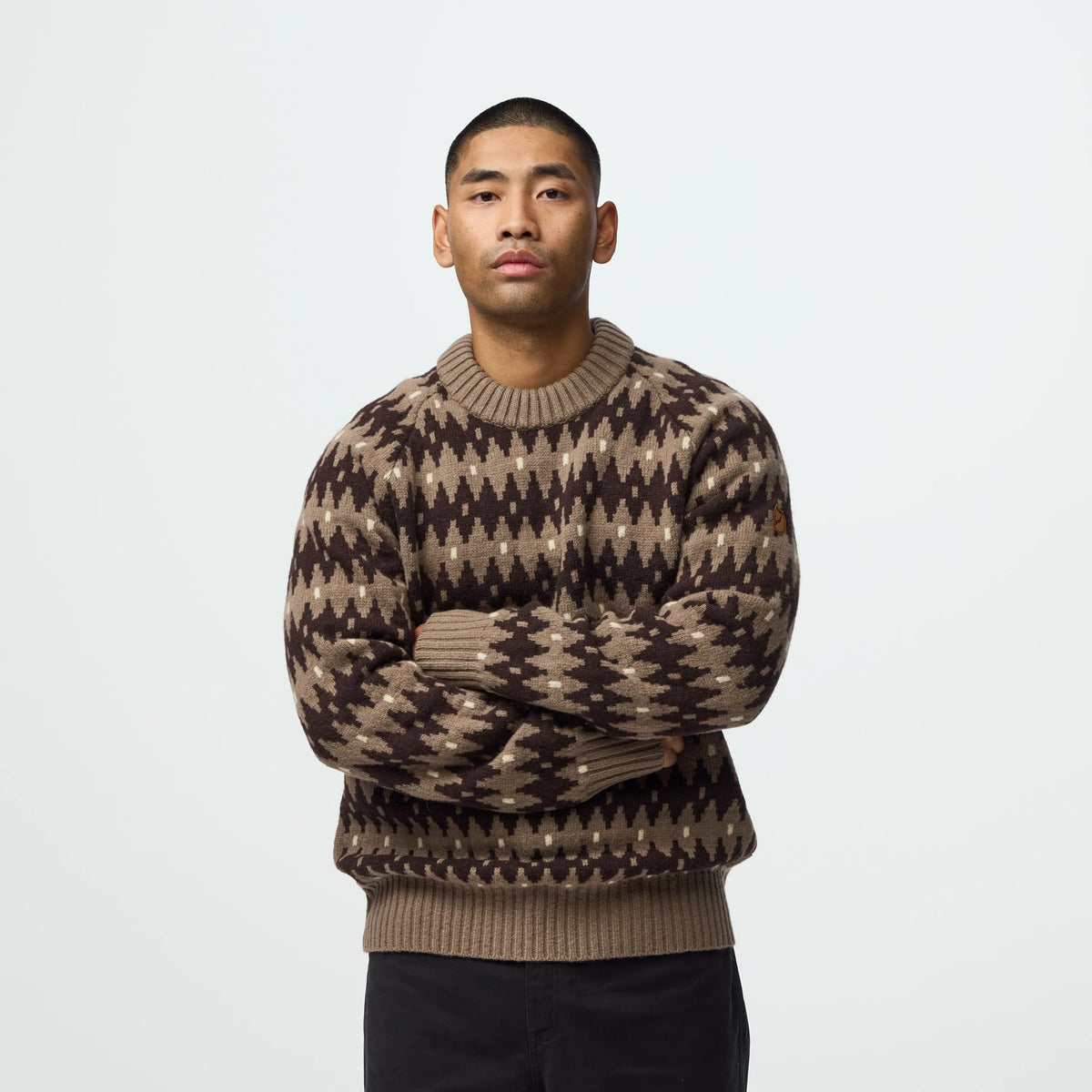 Fjällräven Övik Jacquard Knit M on tyylikäs ja lämmin miesten villapaita, joka sopii sekä jokapäiväiseen käyttöön että ulkoiluun. Pehmeän merinovillan ja shetlanninvillan yhdistelmä tuo neuleeseen luonnollista lämpöä ja hengittävyyttä. Villa siirtää kosteutta tehokkaasti ja lämmittää myös hieman kosteana, joten neule toimii hyvin vaihtelevissa sääolosuhteissa.