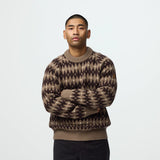 Fjällräven Övik Jacquard Knit M on tyylikäs ja lämmin miesten villapaita, joka sopii sekä jokapäiväiseen käyttöön että ulkoiluun. Pehmeän merinovillan ja shetlanninvillan yhdistelmä tuo neuleeseen luonnollista lämpöä ja hengittävyyttä. Villa siirtää kosteutta tehokkaasti ja lämmittää myös hieman kosteana, joten neule toimii hyvin vaihtelevissa sääolosuhteissa.