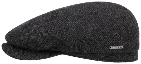 Stetson Driver Cap Wool Herringbone 311 on ajaton villainen flat cap lippalakki, jossa yhdistyvät laadukas villakangas, klassinen kalanruotokuvio ja huoliteltu muotoilu. Antrasiitinharmaa sävy sopii helposti yhteen niin rentojen arkivaatteiden kuin siistimmän pukeutumisen kanssa