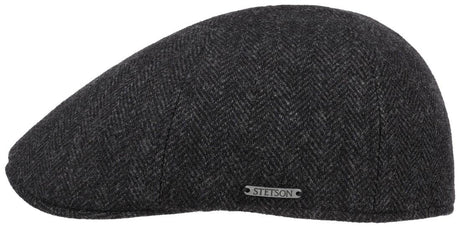 Stetson Texas Wool Herringbone on ajaton ja tyylikäs villainen flat cap eli lätsä, jossa yhdistyvät laadukas luonnonmateriaali, klassinen kalanruotokuvio ja Stetsonille tunnusomainen viimeistely. Kapealinjainen Texas-malli istuu lähelle päätä ja antaa lakille tunnistettavan, hieman eteenpäin suuntautuvan duckbill-muodon.