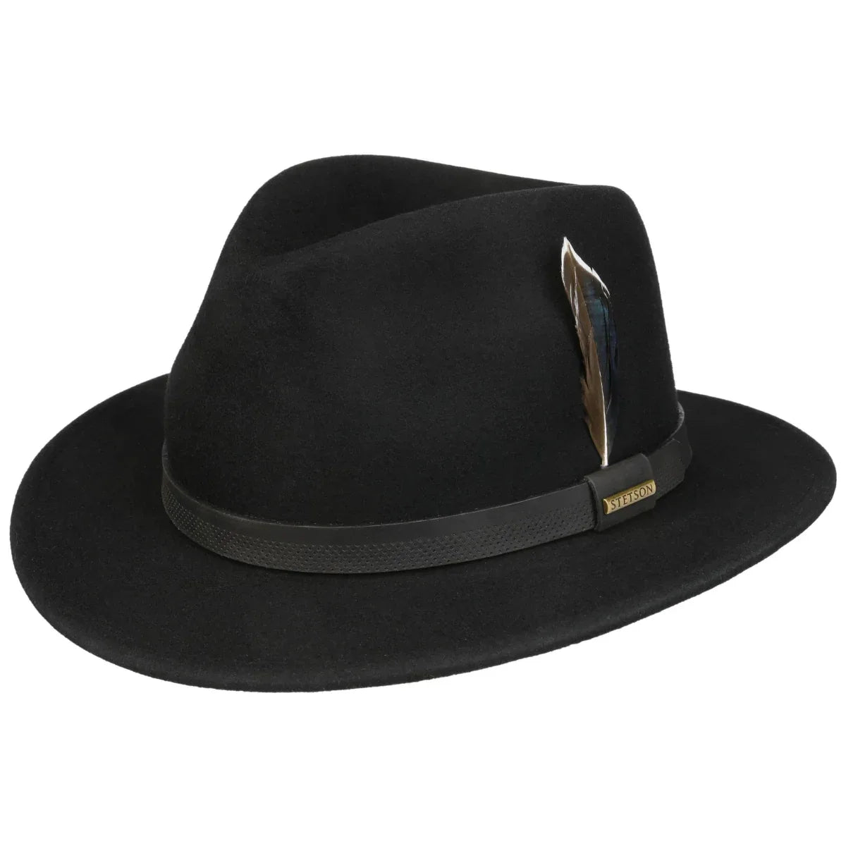 Stetson Traveller Woolfelt on ajaton ja monikäyttöinen 100 % villasta valmistettu Traveller-hattu, joka yhdistää klassisen australialaishenkisen ulkoiluhatun muotoilun ja Stetsonin tunnetun viimeistelyn. Hatun leveähkö lieri kaartuu edestä ja takaa alaspäin, tarjoten samalla suojaa auringolta ja viimeistellen hatun tunnistettavan ilmeen.