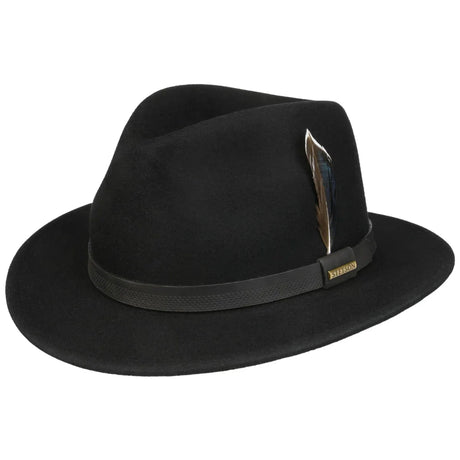 Stetson Traveller Woolfelt on ajaton ja monikäyttöinen 100 % villasta valmistettu Traveller-hattu, joka yhdistää klassisen australialaishenkisen ulkoiluhatun muotoilun ja Stetsonin tunnetun viimeistelyn. Hatun leveähkö lieri kaartuu edestä ja takaa alaspäin, tarjoten samalla suojaa auringolta ja viimeistellen hatun tunnistettavan ilmeen.