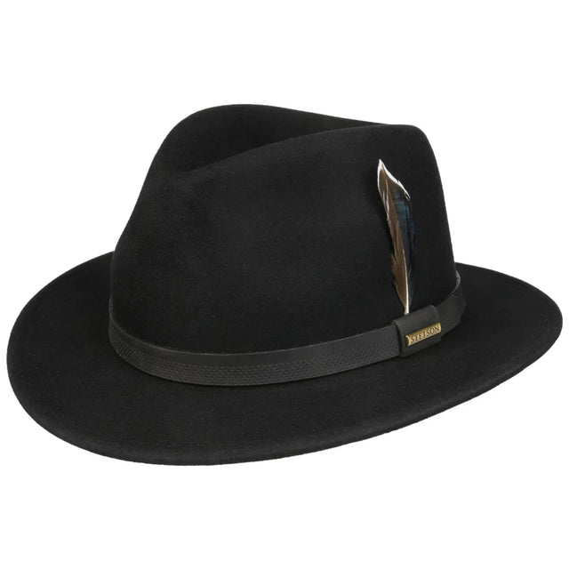 Stetson Traveller Woolfelt on ajaton ja monikäyttöinen 100 % villasta valmistettu Traveller-hattu, joka yhdistää klassisen australialaishenkisen ulkoiluhatun muotoilun ja Stetsonin tunnetun viimeistelyn. Hatun leveähkö lieri kaartuu edestä ja takaa alaspäin, tarjoten samalla suojaa auringolta ja viimeistellen hatun tunnistettavan ilmeen.